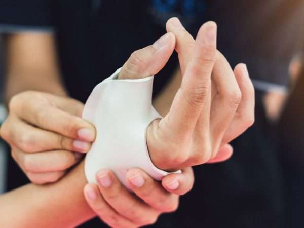 la mano riabilitazione conservativa