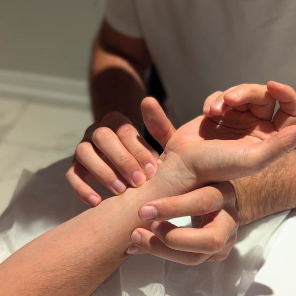 Mano pratica corso in aula con i fisioterapisti