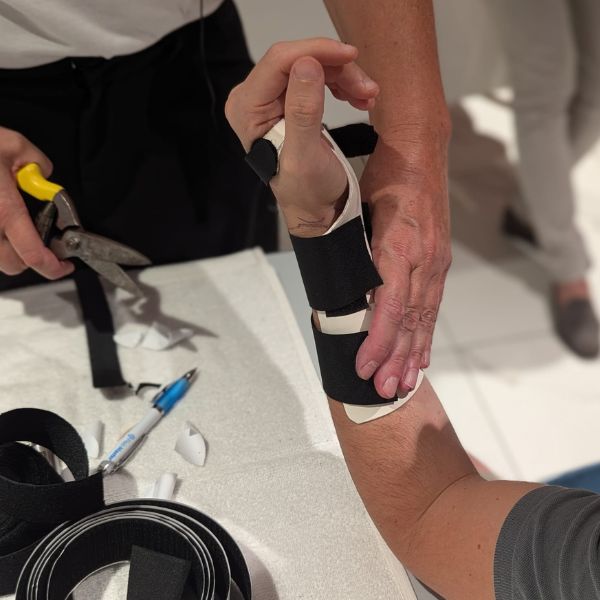 Mano pratica corso in aula con i fisioterapisti